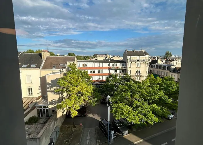 We Live In R - 403 Apartment